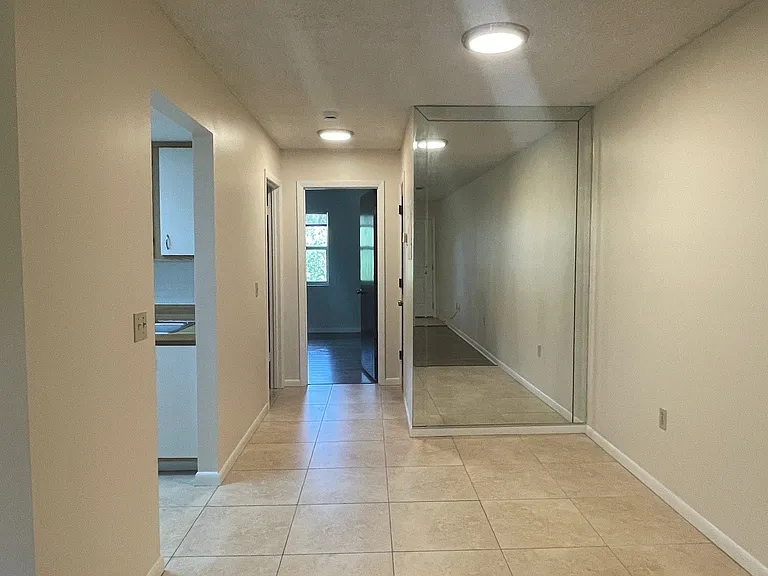 544 SW 35th St #7 — Photo 3
