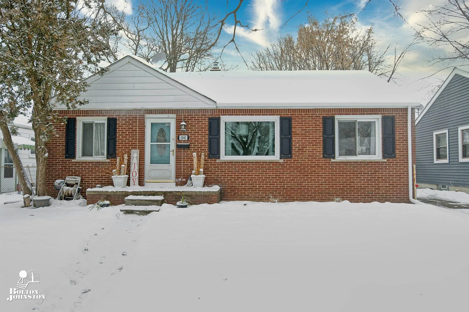 1041 E Robert Ave photo 1