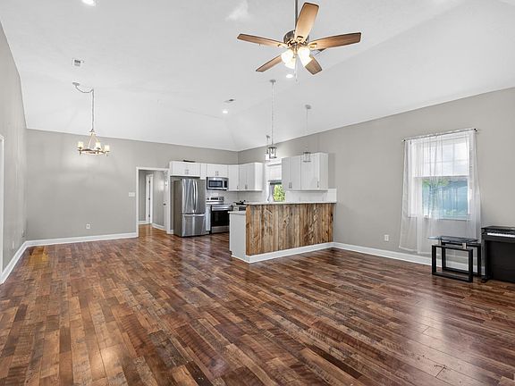 2nd image of 3010 Hillview St