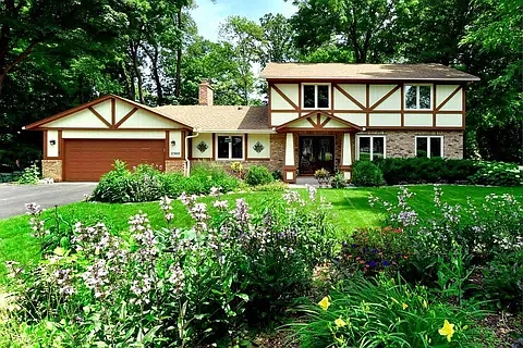 2300 Urbandale Ln N