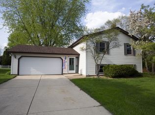 880 Sundown Rd, South Elgin, IL 60177