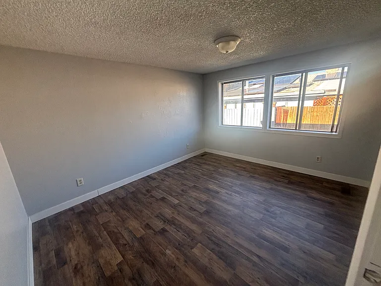418 1/2 Glendale Way — Photo 2