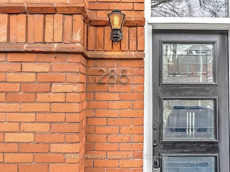 285 Hess St S — Photo 2