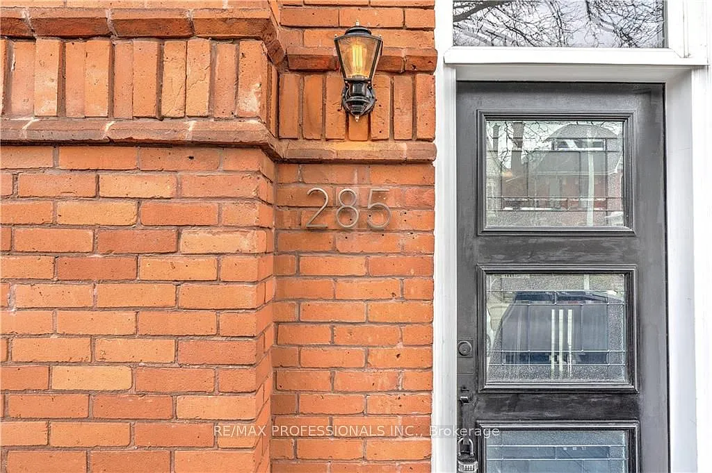 Building Photo - 285 Hess St S