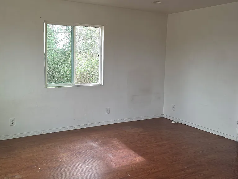 1122 W 93rd St #A — Photo 3