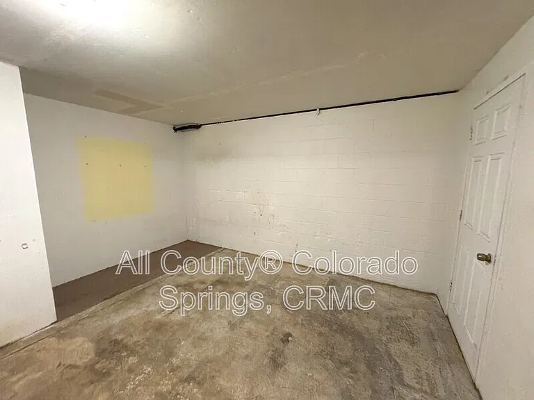 931 Kings Crown Rd — Photo 32