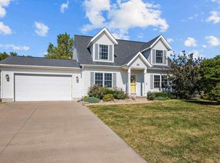 418 W Pinehurst Dr, Eldridge, IA 52748