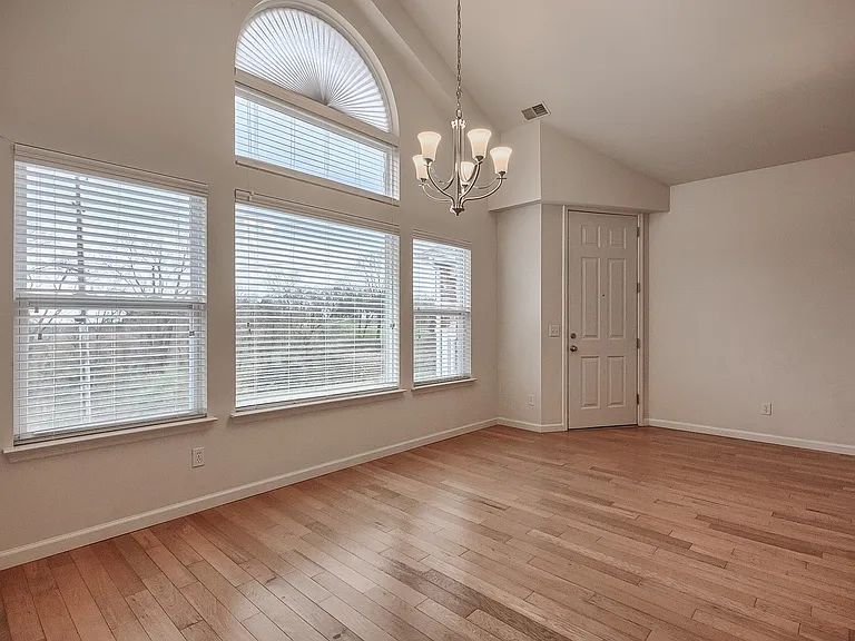 (065) Oakridge Apartments — Photo 2