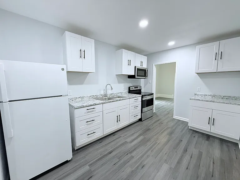 1326 W Sears St — Photo 13