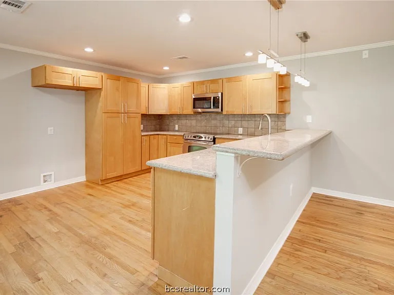1004 Edgewood Dr — Photo 8
