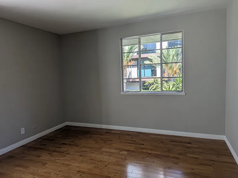 1323 N Olive Dr — Photo 60