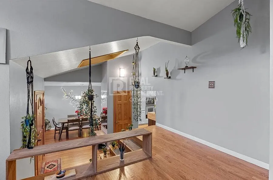 6 bed, 3.0 bath, 3215 sqft, $3,400 — Photo 2