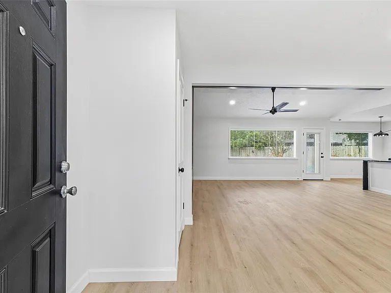 9607 Kemp Forest Dr — Photo 3