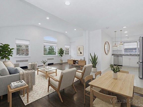 3rd image of 98 Nassau Rd APT 2