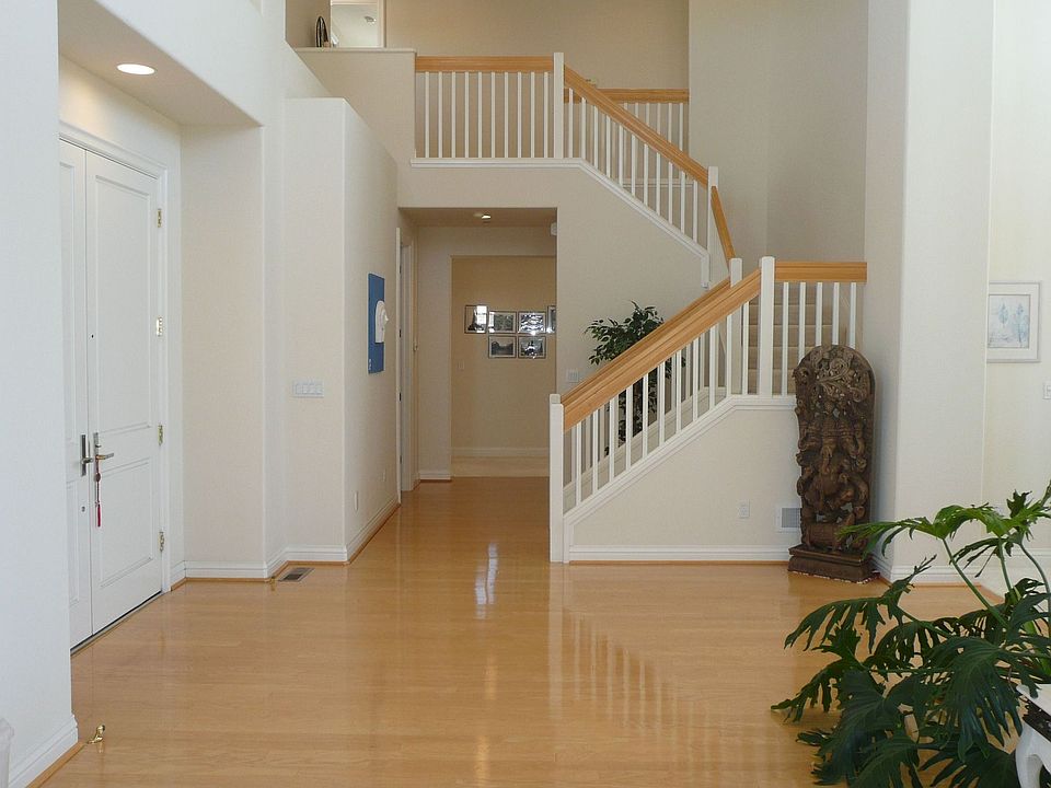 2nd image of 3295 Belmont Ter