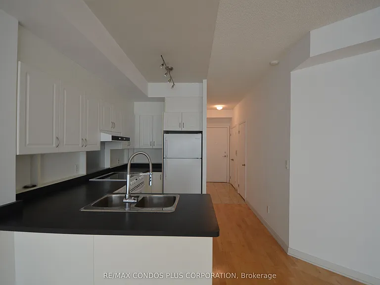 18 Beverley St #801 — Photo 10