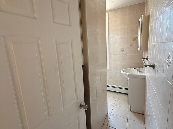 3rd image of 39 Sumner Ave Floor 2