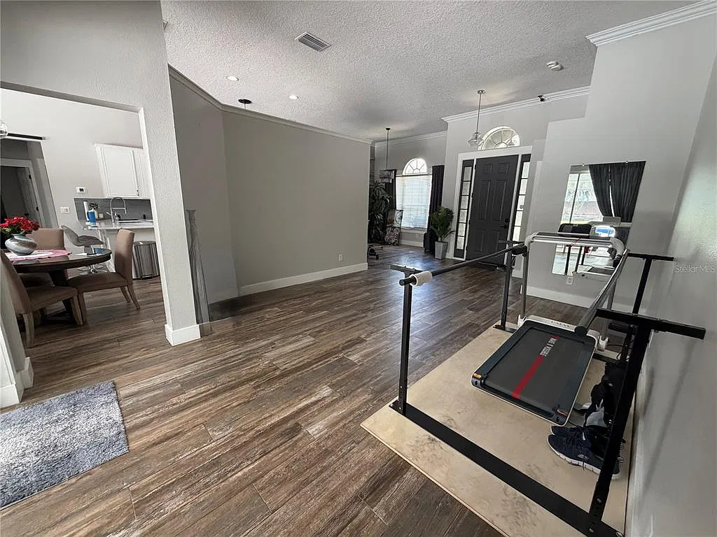 4 bed, 2.0 bath, 2170 sqft, $3,300 — Photo 4