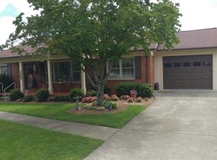 1608 E Wensley Dr, Mount Airy, NC 27030