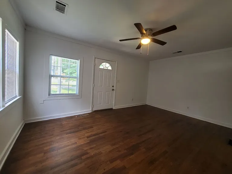 2577 Eastwood Dr — Photo 2