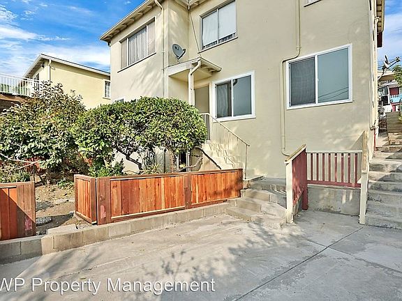 3rd image of 1015 Highland Blvd
