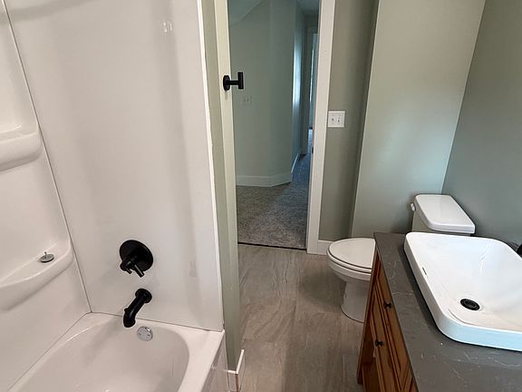 5th image of 424 Ann St SE