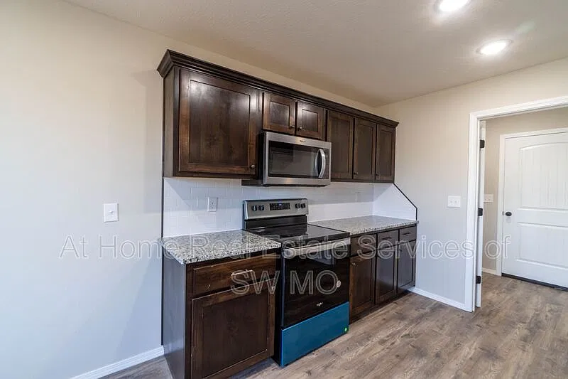 3 bed, 2.0 bath, 1267 sqft, $1,680 — Photo 2