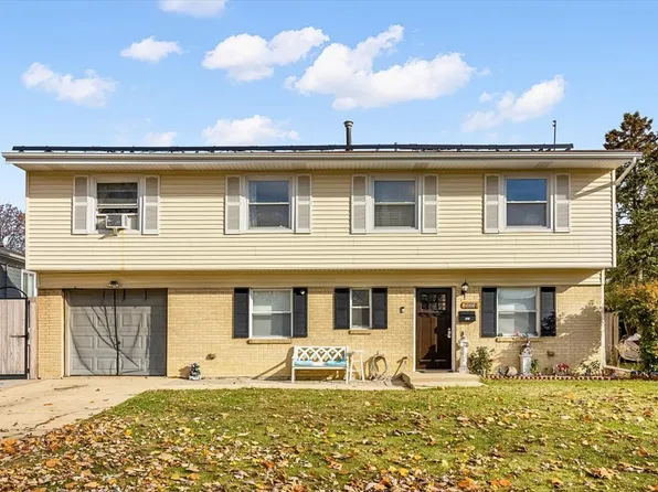 6881 Hickory St, Hanover Park, IL 60133