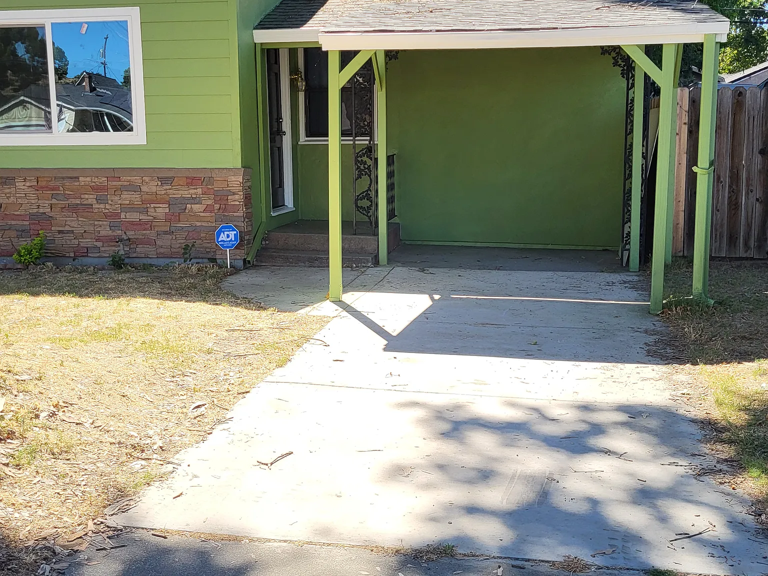 3 bed, 2100 sqft, $2,600 — Photo 2