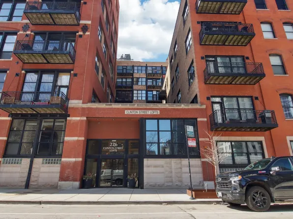 226 N Clinton St APT 216, Chicago, IL 60661