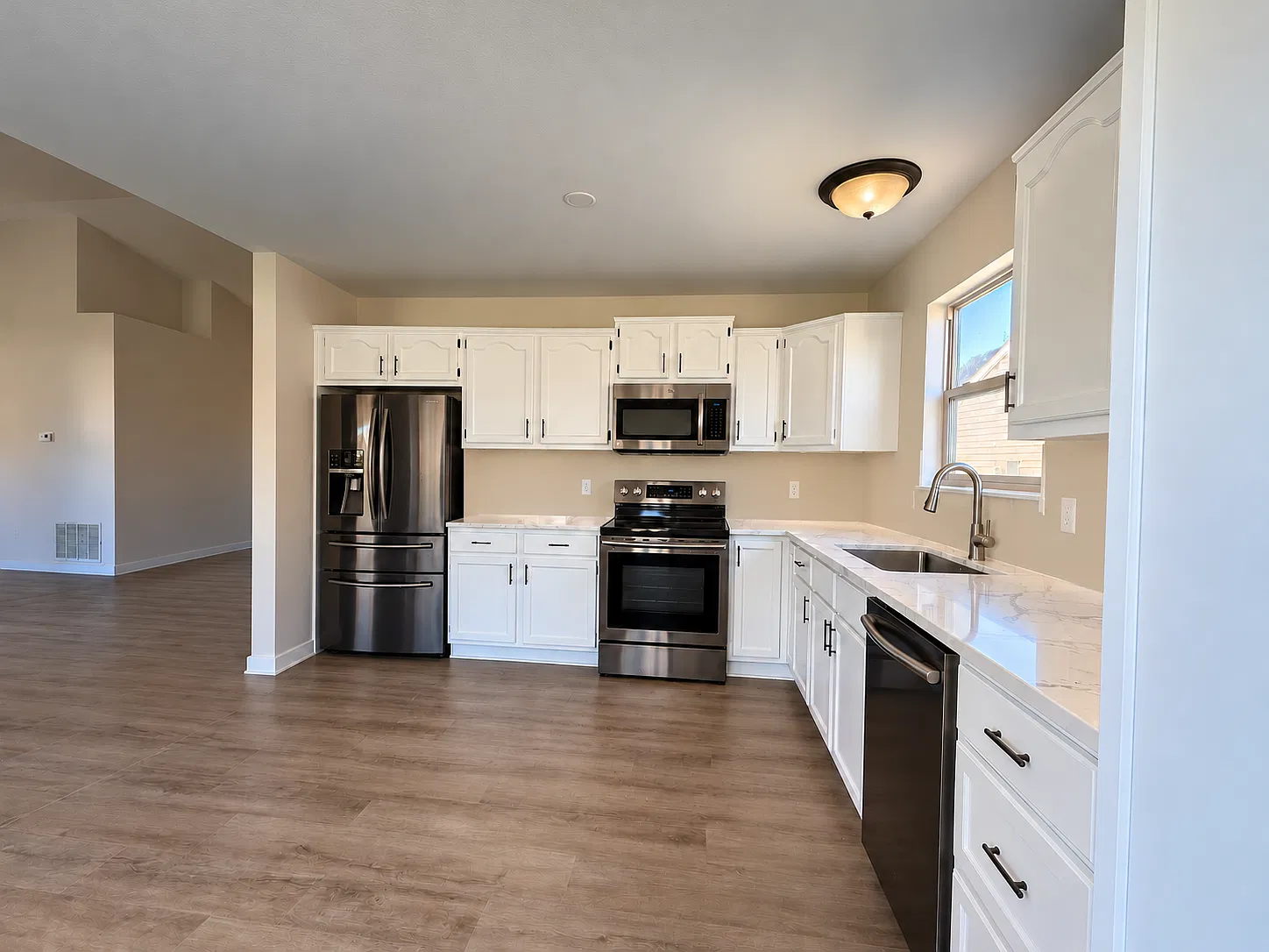 3 bed, 1340 sqft, $2,450 — Photo 2