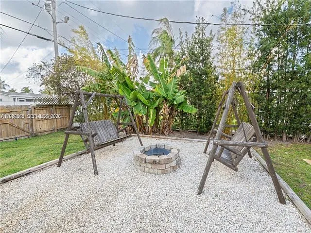 1304 N 40th Ave — Photo 3
