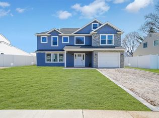 23 Oaktree Ln, Levittown, NY 11756