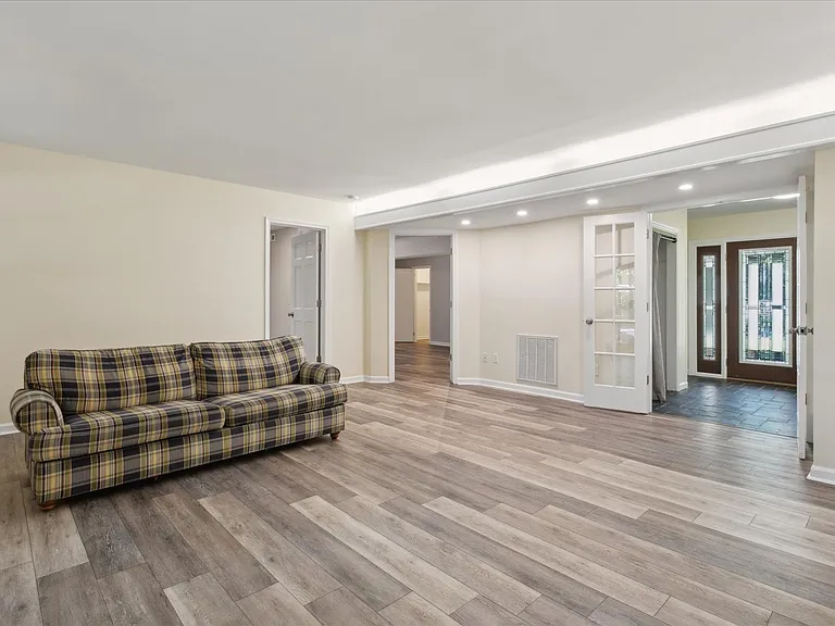 112 Leslie Dr — Photo 50