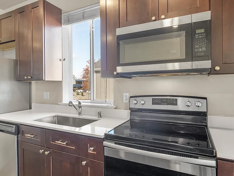 Allenmore Brownstones — Photo 12