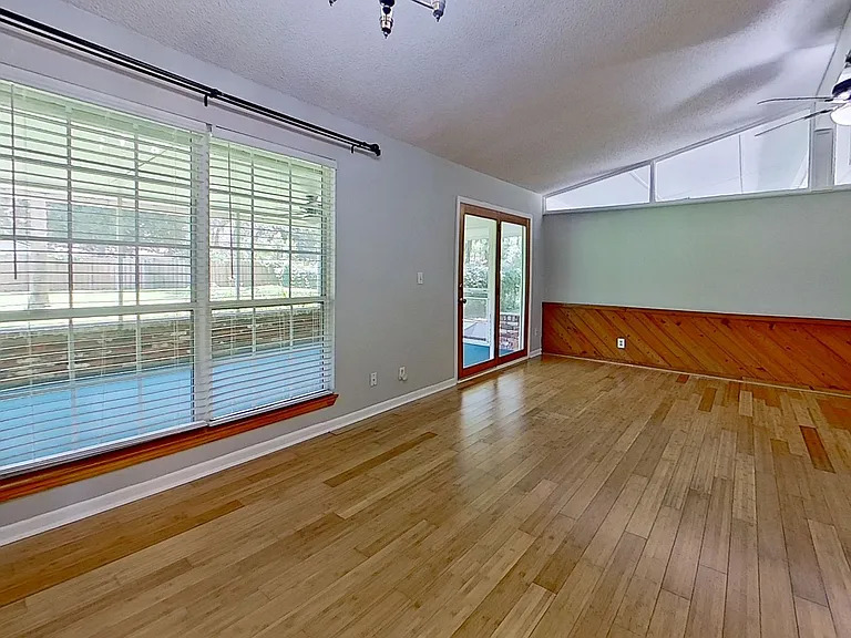 1301 Kings Rd — Photo 10