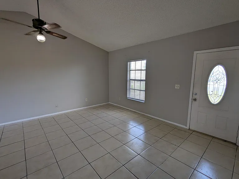 554 SW Lakehurst Dr — Photo 2