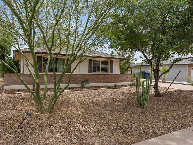 1229 E Manhatton Dr — Photo 2