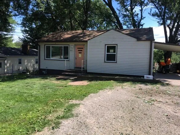 920 Amos Ave, Des Moines, IA 50315