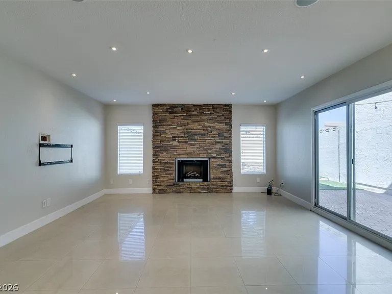 5046 Schumann Dr — Photo 8