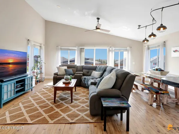 1155 Northpointe Bluff Dr, Anchorage, AK 99501