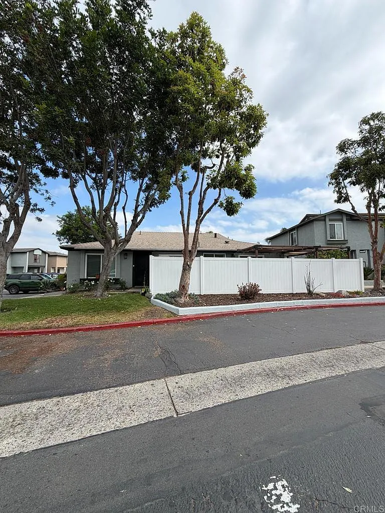 2 bed, 2.0 bath, 1074 sqft, $3,200 — Photo 2