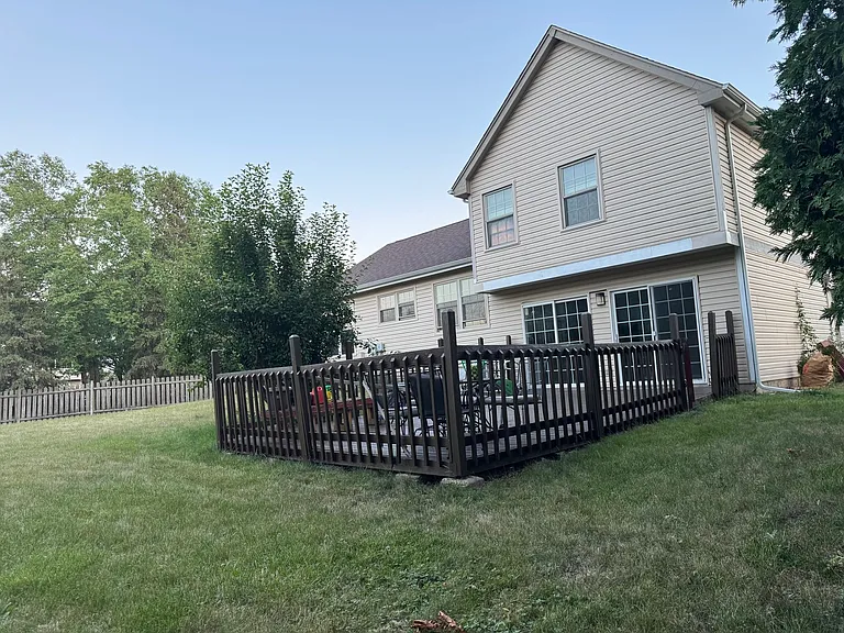 2404 Kenmore Ct — Photo 3