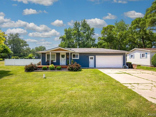 5021 Lakeborn Dr, White Lake, MI 48383