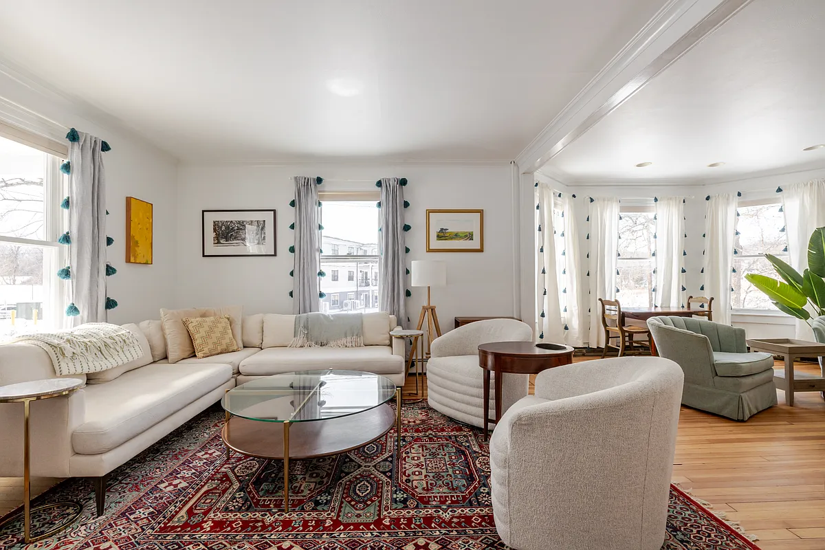 Main Floor
Living Room 1
L-couch
+55" TV - Crosby St