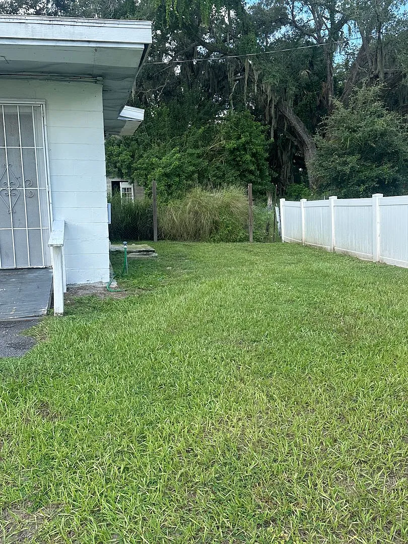 2 Bedroom 1 Bathroom in Winter Haven — Photo 3