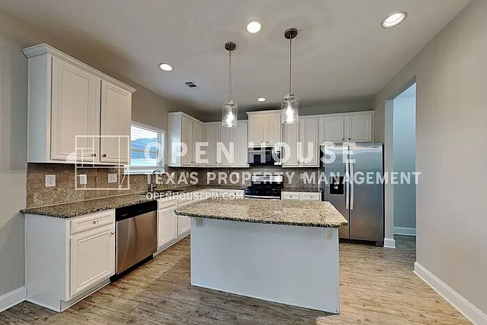 4 bed, 2.5 bath, 2516 sqft, $2,600 — Photo 4