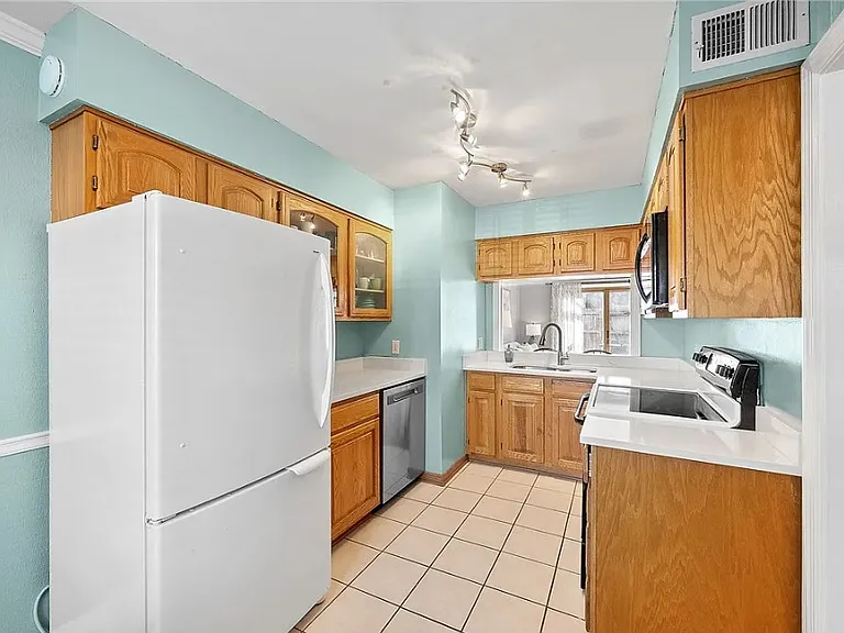 635 Robinwood Dr #A — Photo 2