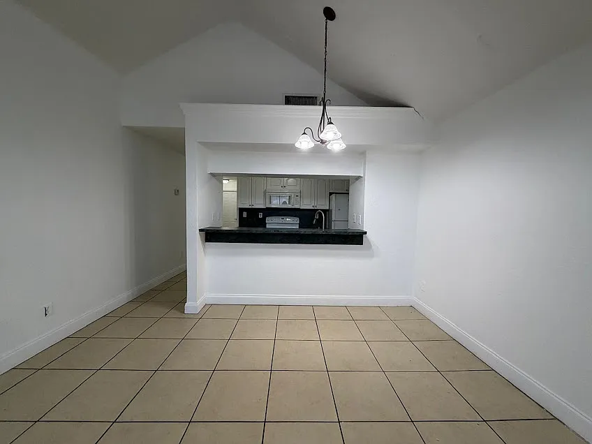 3 bed, 1250 sqft, $1,800 — Photo 2