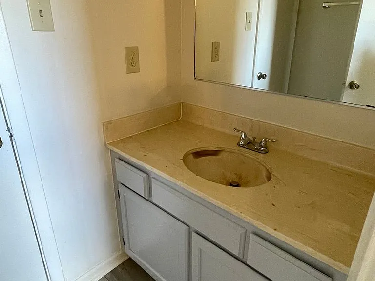 8469 Governor Dr — Photo 10